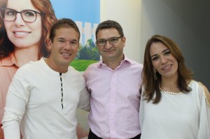 O oftalmologista Antonio Nogueira e os empresários Flávio Chaves Araújo e Itana Paternostro - franqueada Óticas Carol