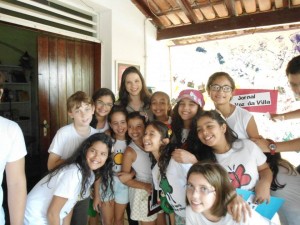 A Turma do jornal "A Voz da Villa" com a jornalista Olga Amaral.