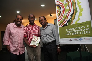 O Assessor de Gabinete da Prefeitura de Itabuna, Luciano Estevam Santos (centro), participou nos dias 10 e 11 de abril, em Salvador, do lançamento do projeto Brasil Afroempreendedor que reuniu empresários, governos estadual e municipais, organizações da sociedade civil.