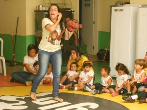 Professora Adrian Greyce, durante atividade lúdica educativa.