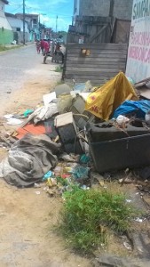 Acúmulo de entulho no eixo A, bairro Hernani Sá.