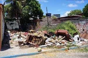 Terreno que serve como depósito de entulho. 