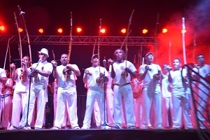 Orquesta de Berimbaus emocionou o público na Praia do Cristo. Foto HIlquias Pereira - Secom Ilheus (1)