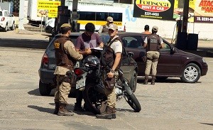Ação de fiscalização em conjunto com a Policia Militar para combater o transporte clandestino em Ilheus - foto Gidelzo Silva Secom Ilheus.