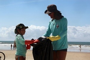 Ação do projeto Praia Limpa, Surf Limpo será repetida em setembro deste ano. Foto - Walace Sampaio 