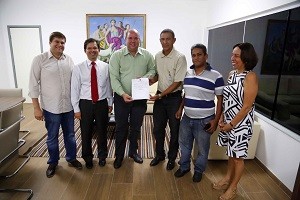 Ato de sanção contou com os secretários  de Administração, Ricardo Machado, de Relações Institucionais, Fred Vesper, do presidente licenciado do Sindicato dos Bancários, Rodrigo Cardoso, e Marlúcia Paixão  (Foto Alfredo Filho).