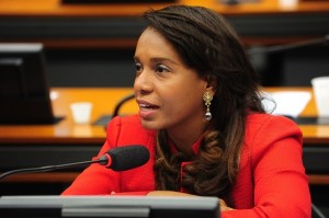 Voto de Tia Eron é considerado decisivo para processo contra Cunha (foto divulgação). 