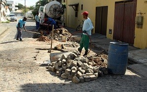 Desobstrução de rede de água pluvial na rua Salgado Filho-foto Gidelzo Silva.