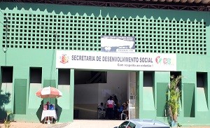 Secretaria de Desenvolvimento Social realiza entrega de cartões do Bolsa Família, em Ilhéus. Foto Secom Ilheus