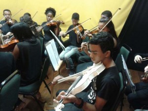 Violino é um dos cursos que atraem a atenção do público.