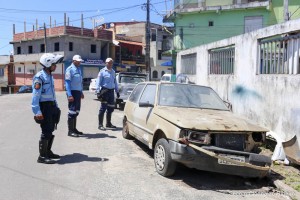 Agentes de trânsito conscientizam o proprietário do veículo automotor abandonado e mostram as consequências para a saúde pública e segurança da população. Foto - Clodoaldo Ribeiro.