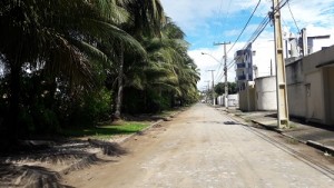 Após as obras neste trecho, a avenida ficou com muita areia e barro.