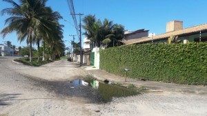 Esgoto na Avenida Walmir Chagas Góes. 