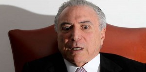 Segundo informações da Globo News, o presidente Temer afirma ser perseguido por aqueles que não aceitam a 'melhoria' do país. O PSDB já cogitada deixar a base. Aécio é afastado da presidência do partido e é substituído por Carlos Sampaio. Tucanos já admitem que Neves 'contamina' imagem da agremiação política.