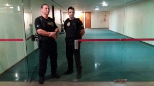 Acesso ao corredor do gabinete do deputado Rodrigo Rocha Loures (PMDB-PR) é bloqueado durante operação da Polícia Federal (Foto: Bernardo Caram/G1) 