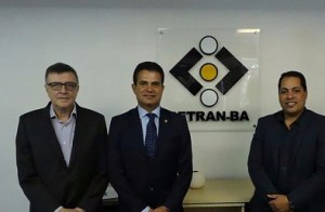 Eduardo Salles (centro) durante visita ao Detran-BA.