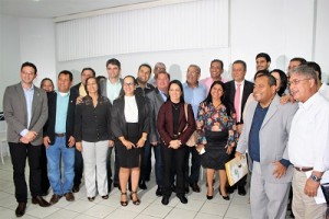 Governador Rui Costa, prefeitos, secretários e Estado e deputados estaduais. Foto Aline Meira. 