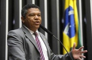 O deputado federal Valmir Assunção durante pronunciamento - FOTO Agência Câmara