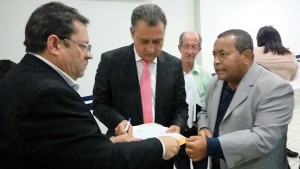 Secretário Executivo da Amurc, Luciano Veiga, o Governador Rui Costa e o Presidente da Amurc Antônio de Anízio.