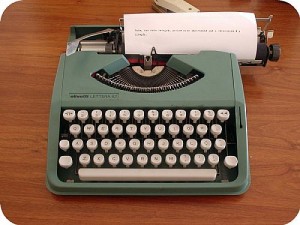 Datilógrafo utiliza a máquina de escrever.  