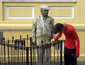Estátua de Jorge Amado recebe revitalização da pintura - Secom. 