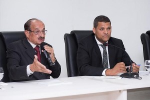 Fernando Gomes e Chico Reis - Servidores municipais protestam contra mudança de regime trabalhista.