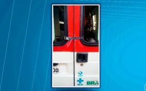 Porta de ambulância do Samu é presa com cinta (Foto: Reprodução/TV Santa Cruz) 