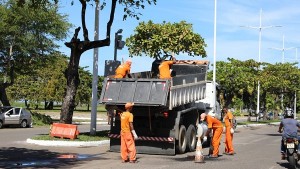 Prefeitura de Ilhéus inicia operação tapa-buracos pela Av. Soares Lopes - Secom Clodoaldo Ribeiro. 