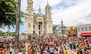 fieis-e-turistas-celebram-a-lavagem-das-escadarias-da-catedral-de-sao-sebastiao-em-ilheus