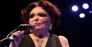 A atriz e cantora Bibi Ferreira, diva dos musicais brasileiros, morreu nesta quarta-feira (13), aos 96 anos, no Rio. Também apresentadora, diretora e compositora, ela foi um dos maiores fenômenos artísticos do país. Leia mais no G1.