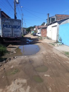 Lama, esgoto e barro tomam conta da Rua da Felicidade, no Nossa Se