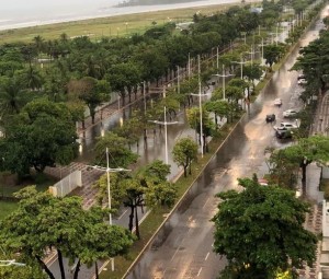 Avenida Soares Lopes, principal cartão postal de Ilhéus, amanheceu alagada na última quinta (21). 