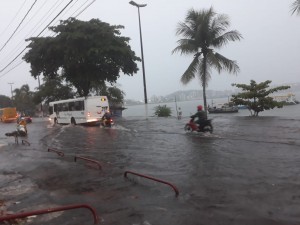 Água transbordou na orla do Pontal e transbordou para a Baía. 