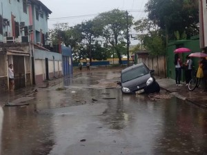 Carro ficou preso em um buraco, próximo ao PA 24h, na zona sul. 