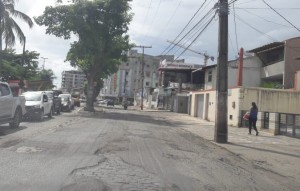 Buracos na orla do Pontal. 