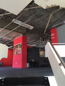 Objetos no teto, em condições inseguras, coloca em risco clientes e funcionários. 