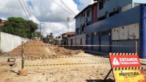 Rua interditada para reparos depois das fortes chuvas. 