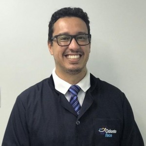 Dr. Marcus Vinícius - dentista, especialista em Implante.