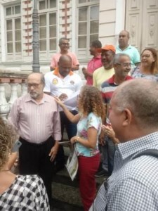 Prefeito em exercício, José Nazal, expôs decretos na entrada do Palácio Paranaguá. Foto que circula no Whatsaap.