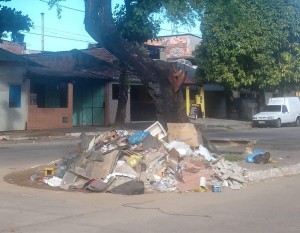 Um dos canteiros da Rua Severino Vieira, no Malhado, em Ilhéus, acumula entulho. 