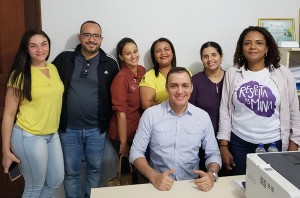 Delegado Adelino Loyola comemora o resultado ao lado de parceiros e policiais.