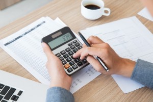 contabilidade-financas-mesa-papel-utilizando_1262-2292