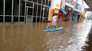 Um foto que circula o WhatsAppUm homem rema um stand paddle 