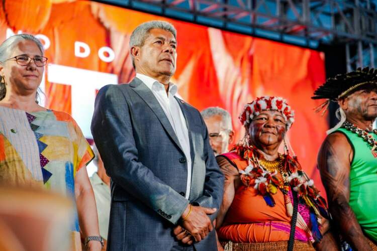 Jerônimo Rodrigues prestigia cerimônia de retorno do Manto Tupinambá ao Museu Nacional do Rio de Janeiro
