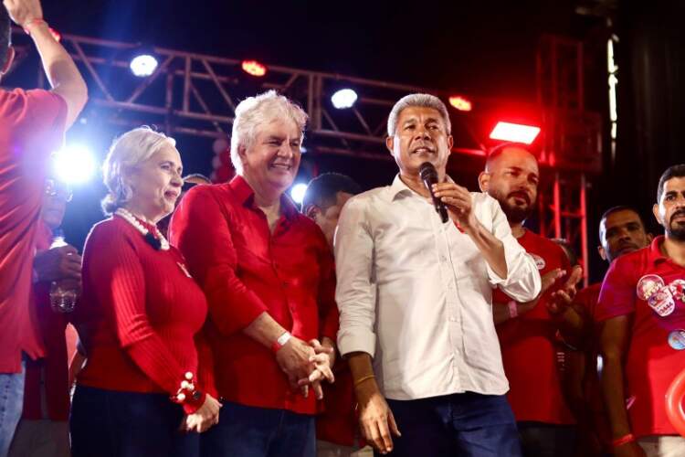 Ubaitaba: Jerônimo confirma apoio a Bêda e se emociona com multidão vermelha durante comício