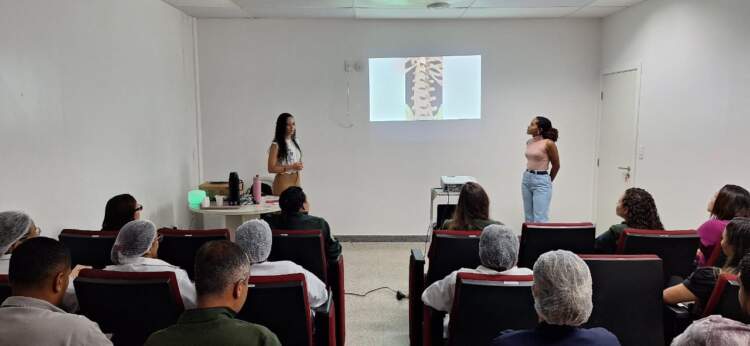 Palestra no Hospital Regional Costa do Cacau orientou funcionários sobre ergonomia no ambiente de trabalho