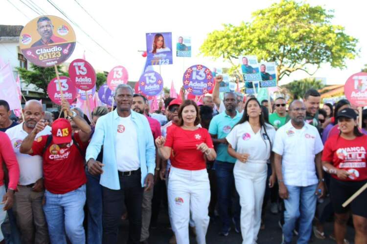 Adélia comemora aniversário com a família 13 em grande caminhada na zona sul