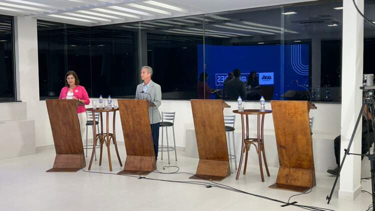 Em Ilhéus adversários não comparecem a debate e Adélia honra compromisso com o povo