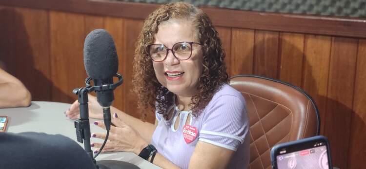 Durante entrevista, vereadora Enilda anuncia contratação de empresa para finalizar sistema de água tratada em Banco do Pedro e Castelo Novo