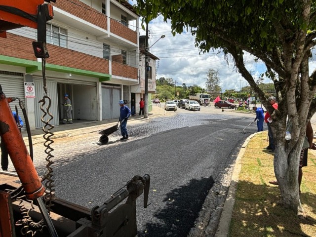 Prefeitura de Ubaitaba realiza mais uma etapa de pavimentação asfáltica: trecho Rodoviária, Lago Fernando Lona e Avenida Walter Passos